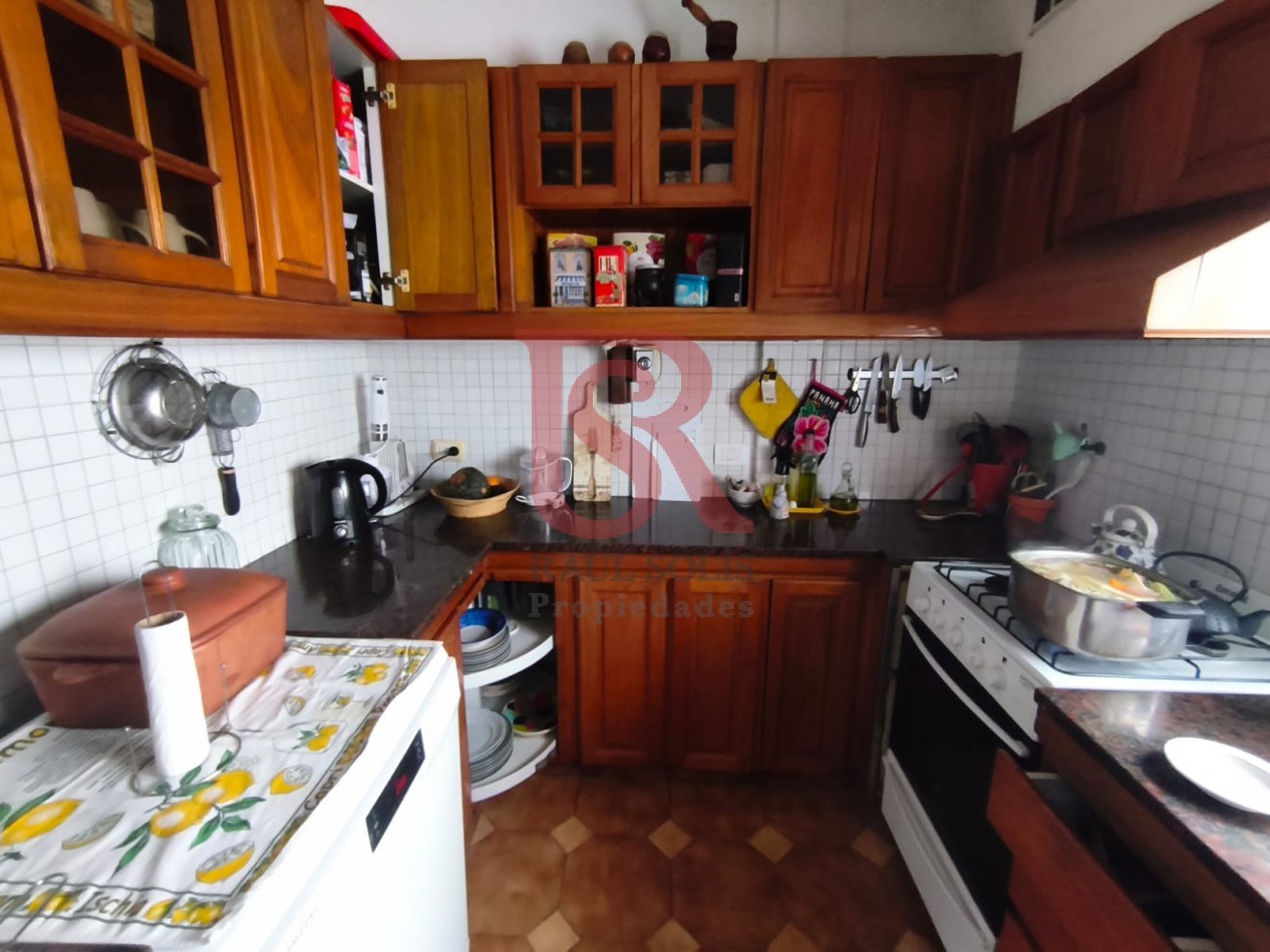 LP - VENTA! Hermoso piso de 4 ambientes con cochera y escritorio en Quilmes centro
