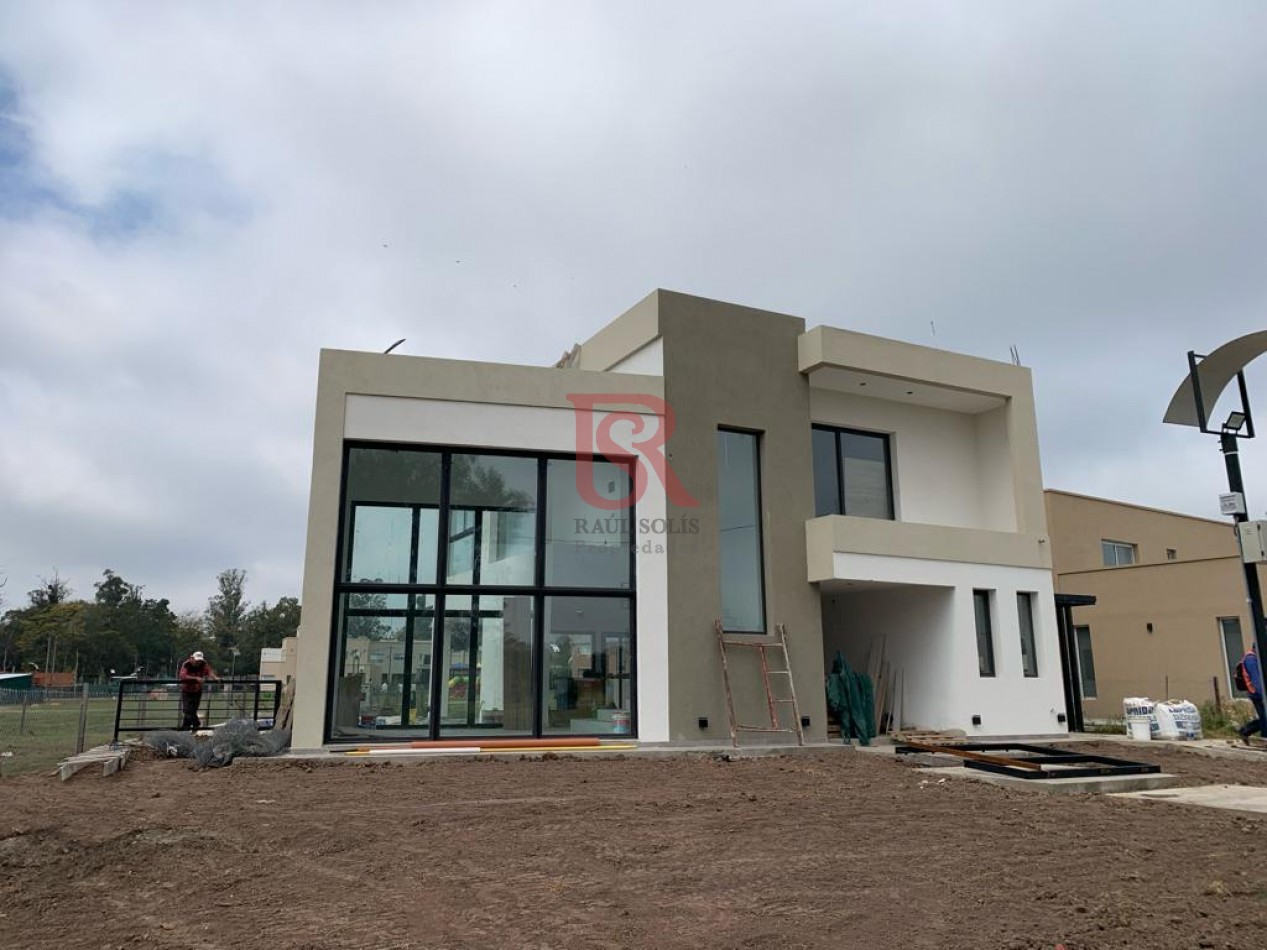 AM. Casa en Dos Plantas con Piscina en Venta en Hudson Park