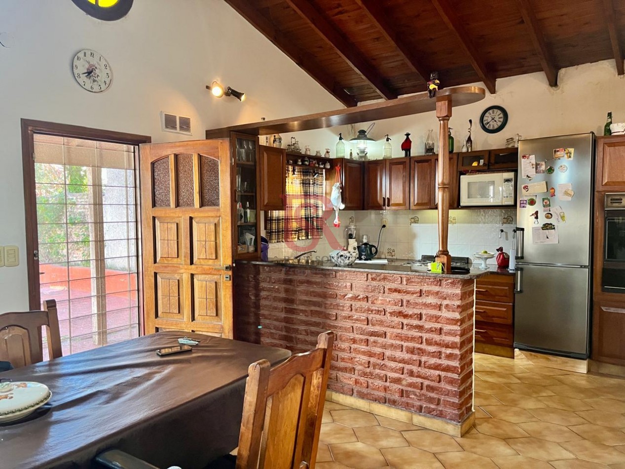 GV-Casa 4 ambientes con gran terreno, en muy buena ubicacion