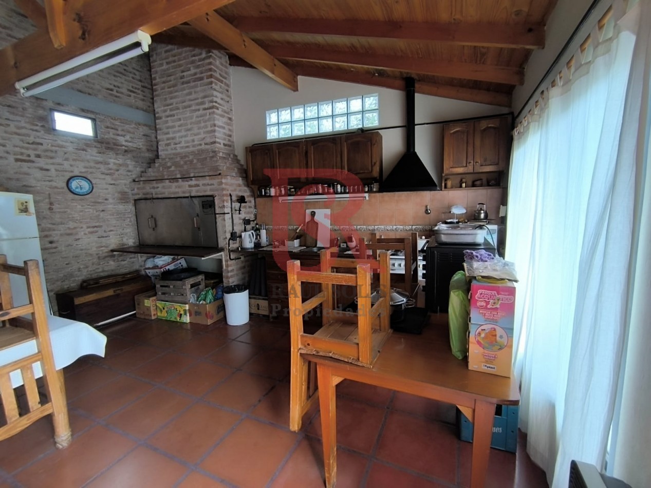 LP - RETASADA Hermosa casa 4 ambientes con quincho, pileta y garaje en Quilmes centro