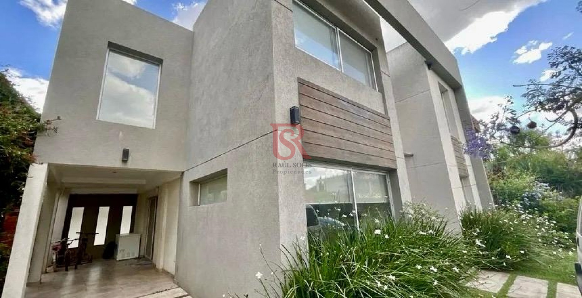 AM. Casa en Venta en Barrio Las Acacias con piscina