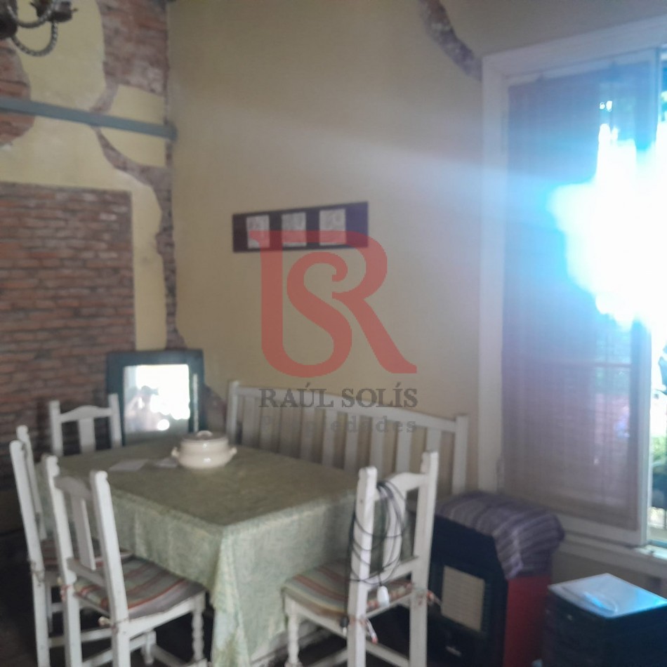 Excelente casa/lote en venta!!! Inmejorable ubicacion Amplia propiedad, sobre un terreno de 8,66 x 38,5 mts. En una ubicacion inmejorable, ideal para emprendimiento o desarrollo inmobiliario. Casa con amplio hall de entrada, living-comedor a la calle con