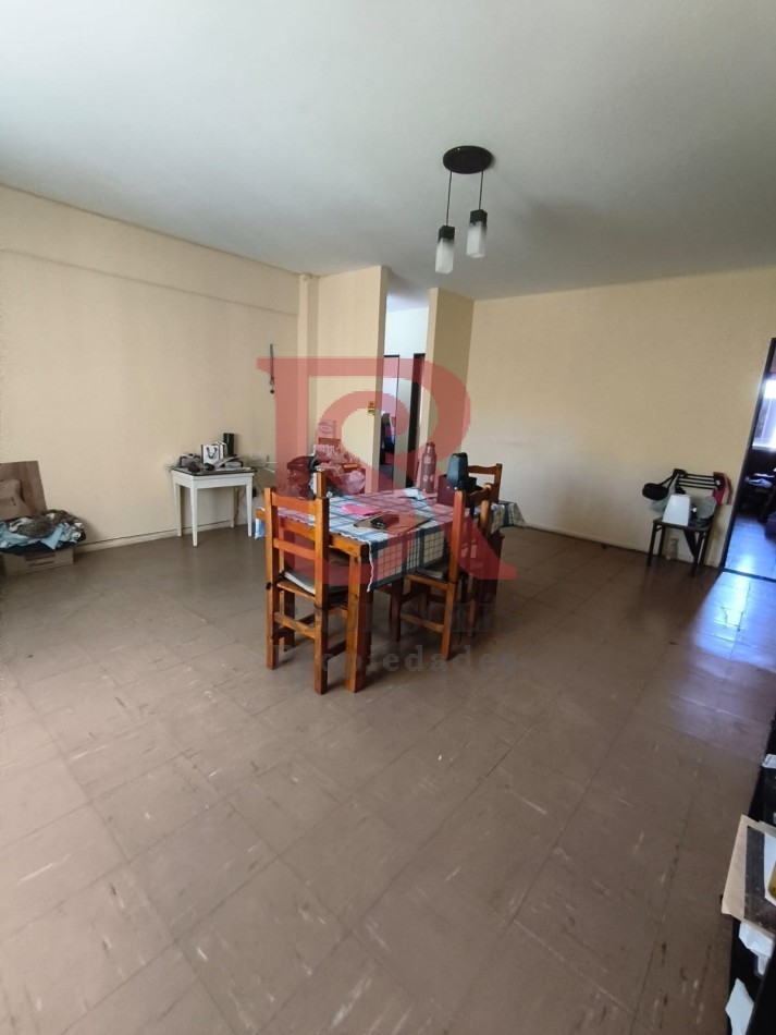 LP - VENTA! Amplio departamento 4 ambientes en Berazategui
