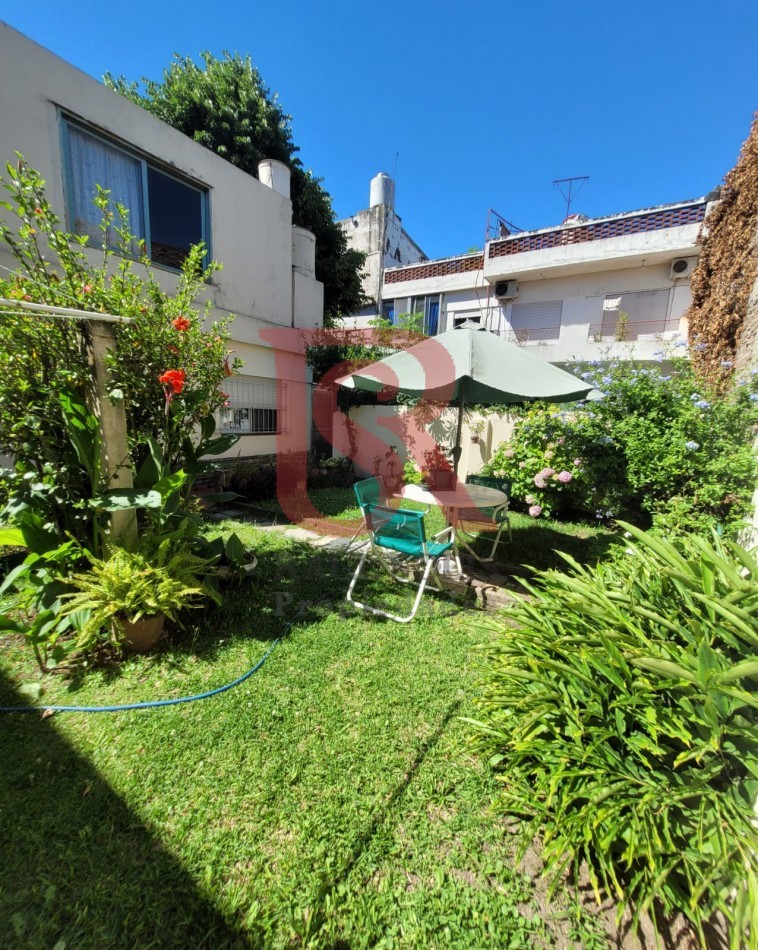 ES. PH AL FRENTE 4 AMBIENTES CON COCHERA Y JARDIN CON PARRILLA - APTO CREDITO-
