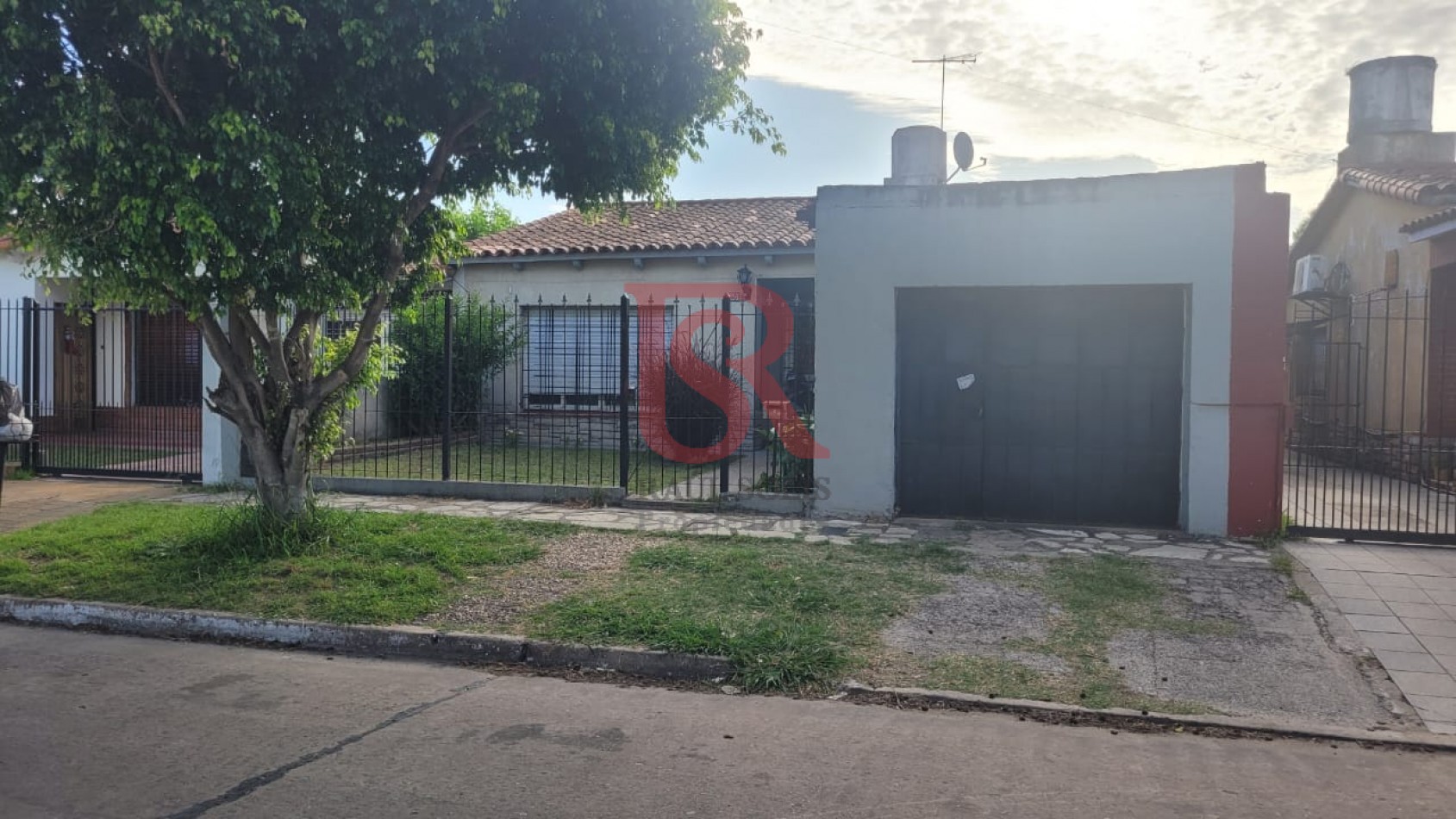 ES- VENTA CASA 5 AMBIENTES CON FONDO APTA CREDITO