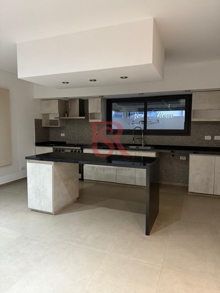 AM. Impecable Casa en Alquiler de 4 ambientes con Piscina