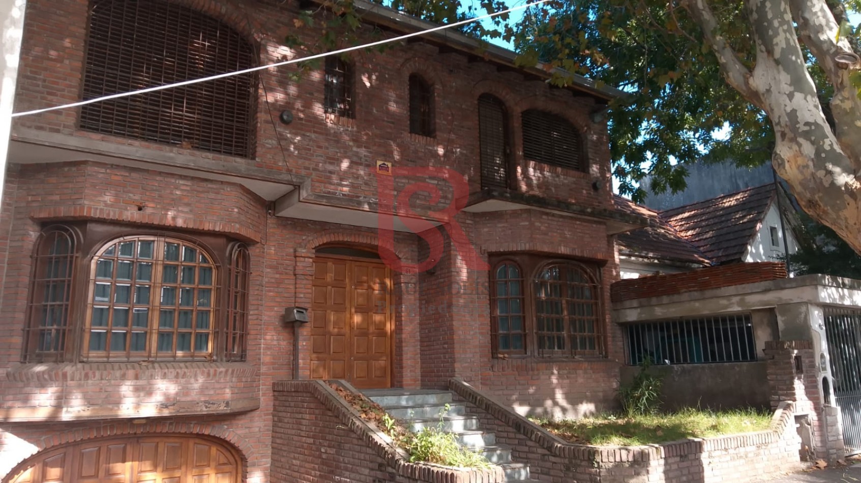 LP - Venta hermosa casa estilo tradicional de 5 ambientes en Barrio Parque, Bernal