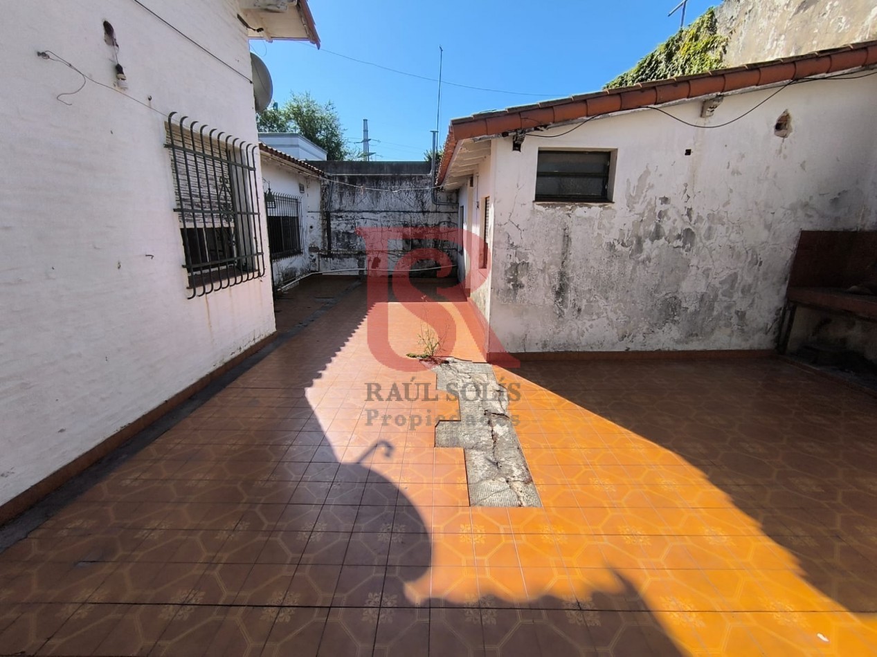 LP - venta hermosa casa con patio y parrilla a metros de la estacion de Don Bosco