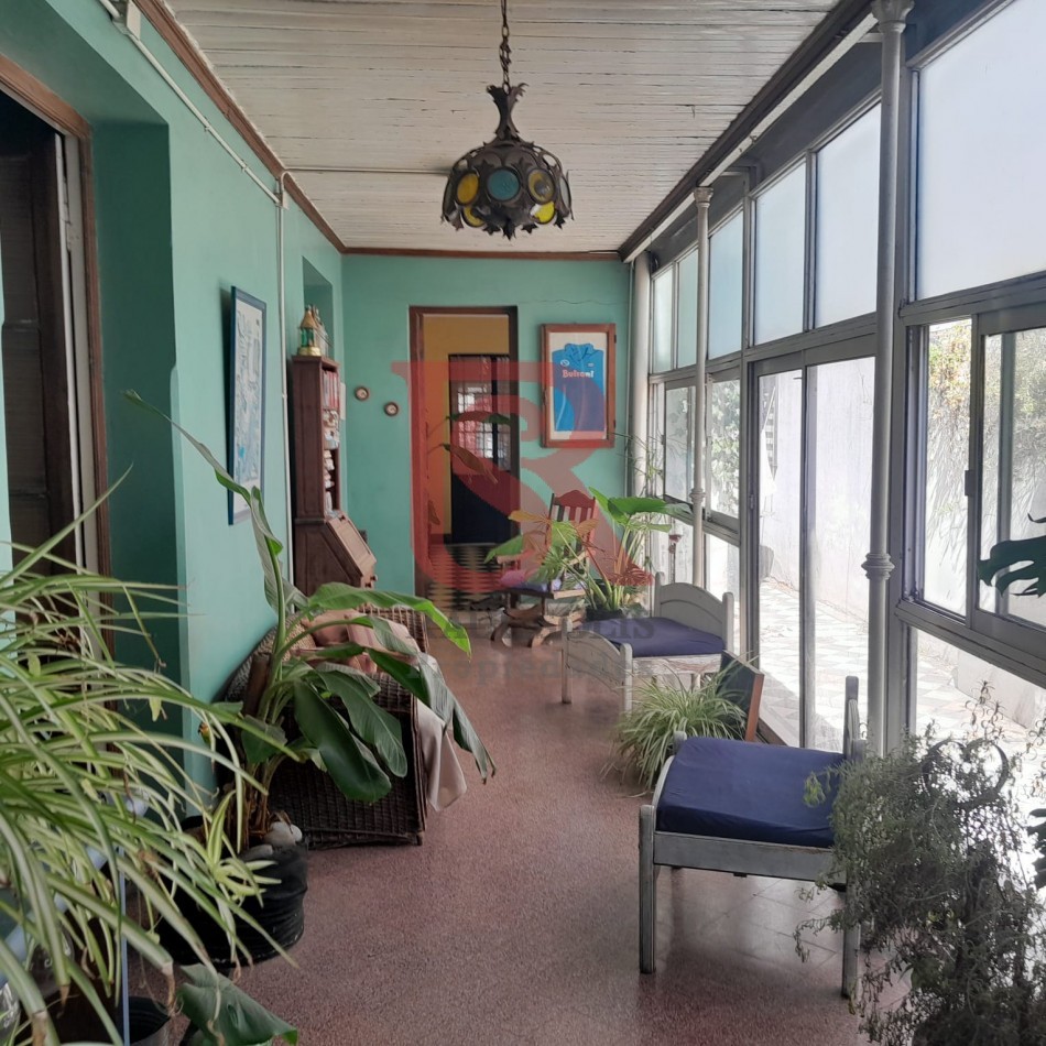 Excelente casa/lote en venta!!! Inmejorable ubicacion Amplia propiedad, sobre un terreno de 8,66 x 38,5 mts. En una ubicacion inmejorable, ideal para emprendimiento o desarrollo inmobiliario. Casa con amplio hall de entrada, living-comedor a la calle con