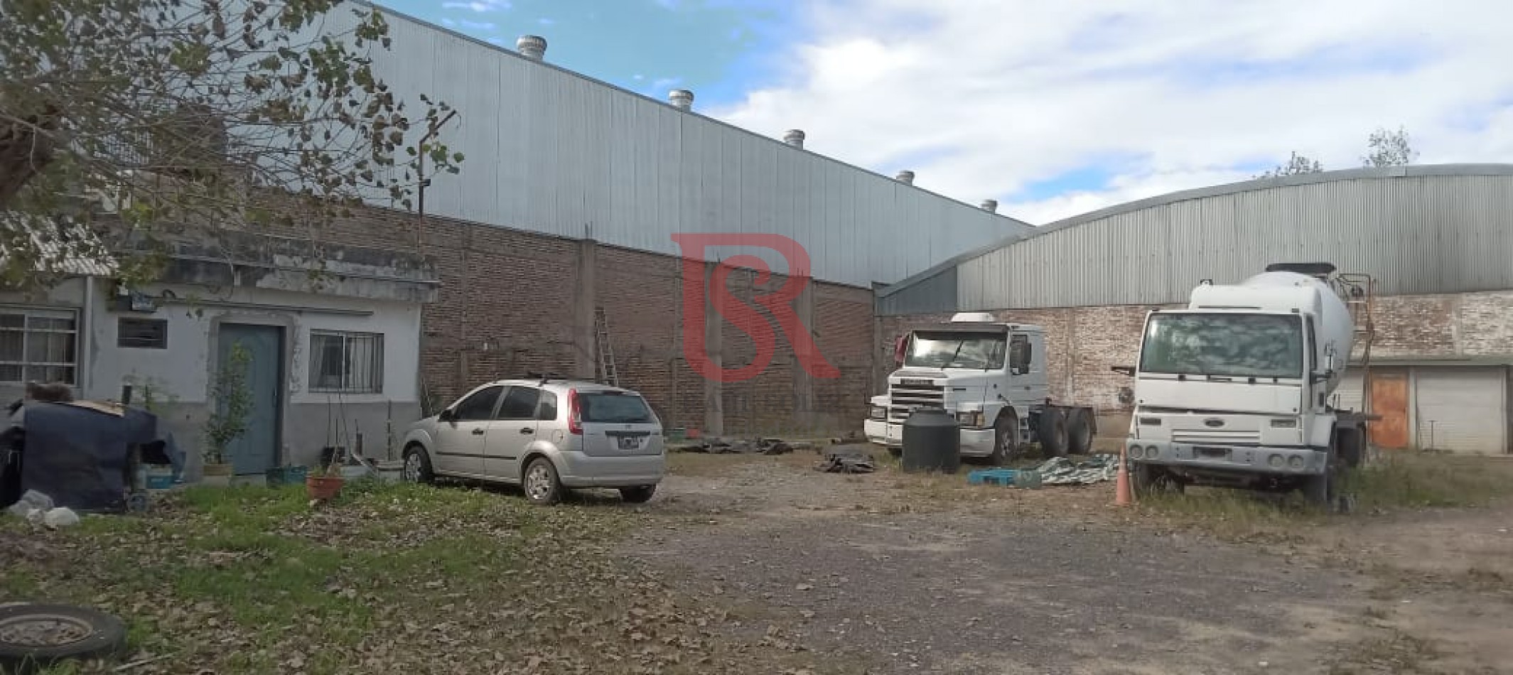 LP - Alquiler gran galpon con nave a metros del acceso en Villa Dominico