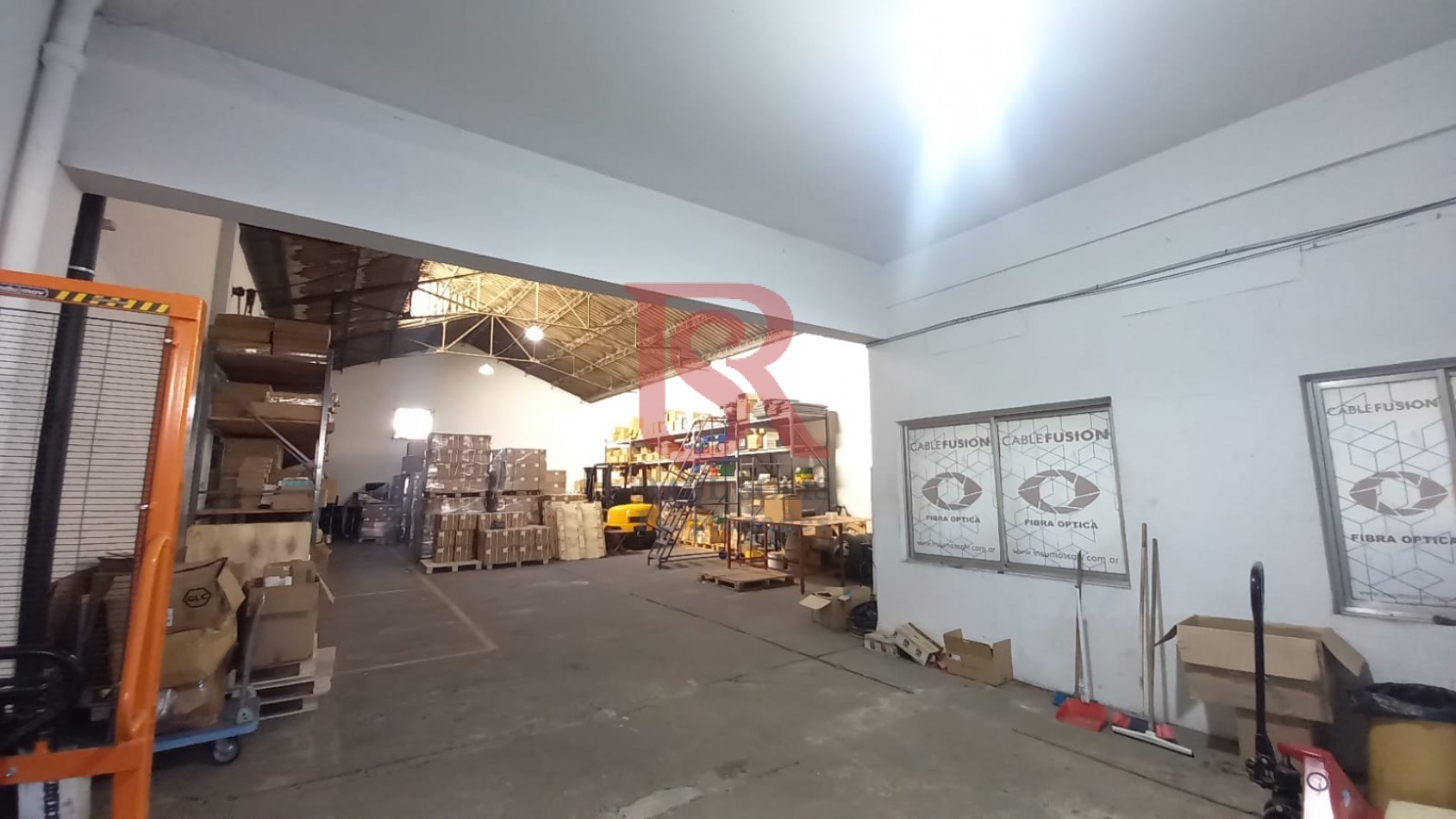DN - Galpon con oficinas y dos baños en venta!! Av. La Plata