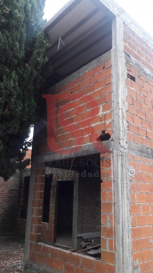 RB - Lote con vivienda de hormigon en construccion de dos plantas a terminar cerca del Cruce Varela