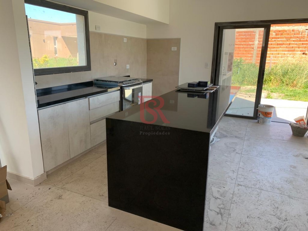 AM. Casa en Dos Plantas con Piscina en Venta en Hudson Park