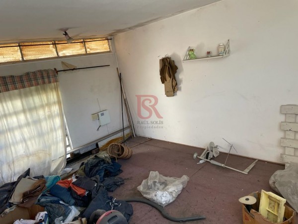 Casa con depósito en venta
