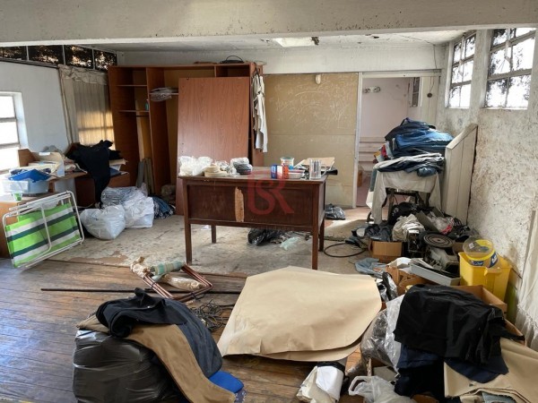 Casa con depósito en venta