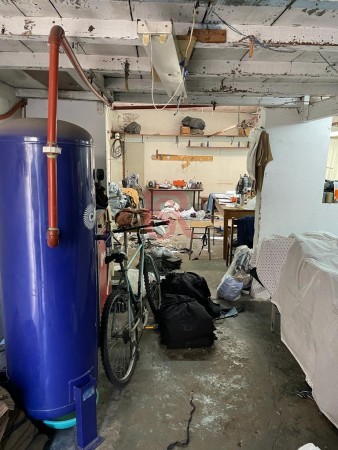 Casa con depósito en venta