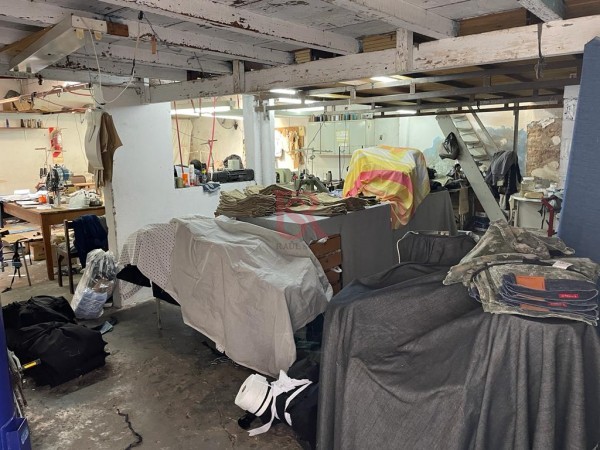 Casa con depósito en venta