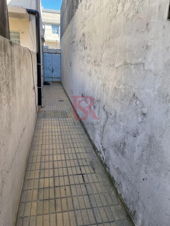 Casa con depósito en venta