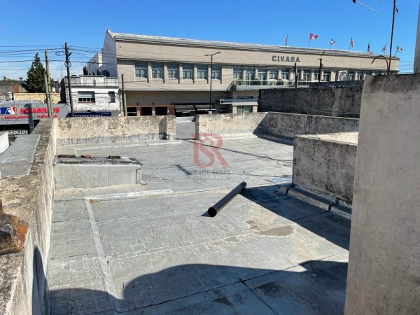 Casa con depósito en venta