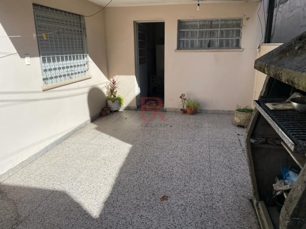 Casa con depósito en venta