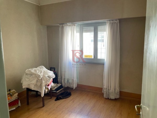 Casa con depósito en venta