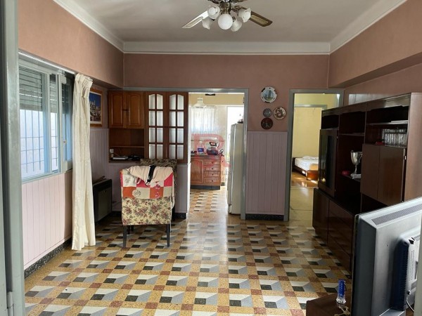 Casa con depósito en venta