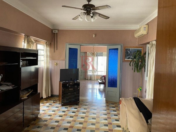 Casa con depósito en venta