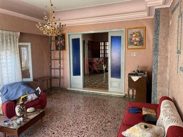 Casa con depósito en venta