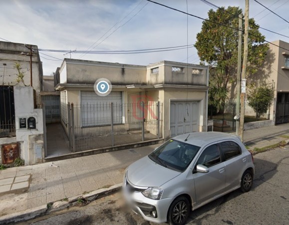 Casa con depósito en venta