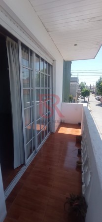 VENTA DE CASA 3 AMB CON GARAGE EN BERNAL OESTE