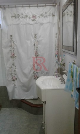 VENTA DE CASA 3 AMB CON GARAGE EN BERNAL OESTE