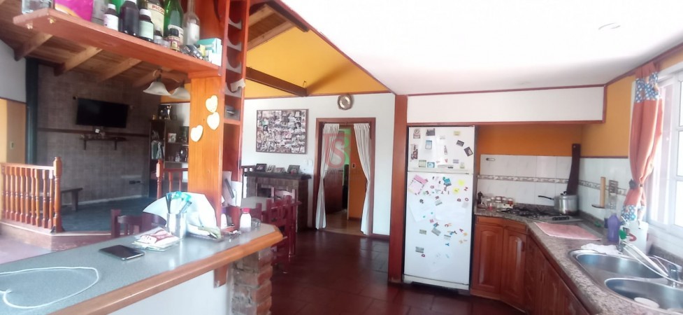 VENTA DE CASA 3 AMB CON GARAGE EN BERNAL OESTE