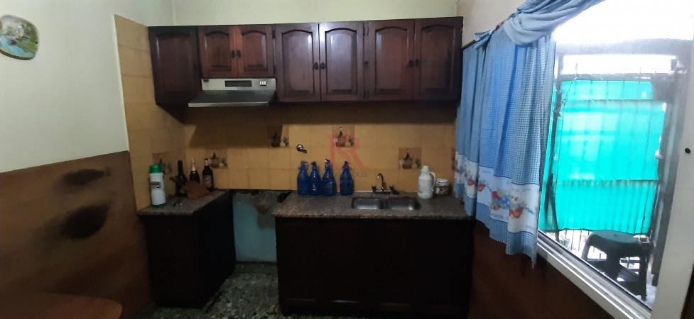 Lote en venta con tres edificaciones en Quilmes Oeste