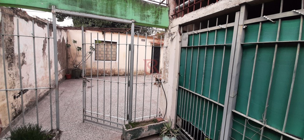 Lote en venta con tres edificaciones en Quilmes Oeste