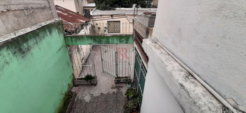 Lote en venta con tres edificaciones en Quilmes Oeste
