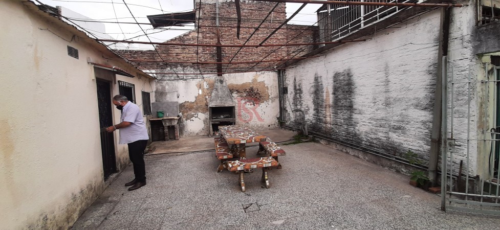 Lote en venta con tres edificaciones en Quilmes Oeste