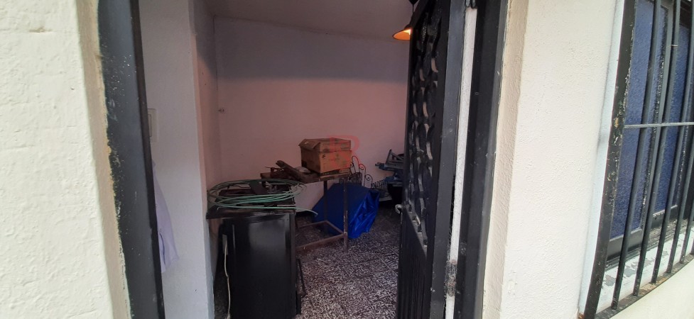 Lote en venta con tres edificaciones en Quilmes Oeste