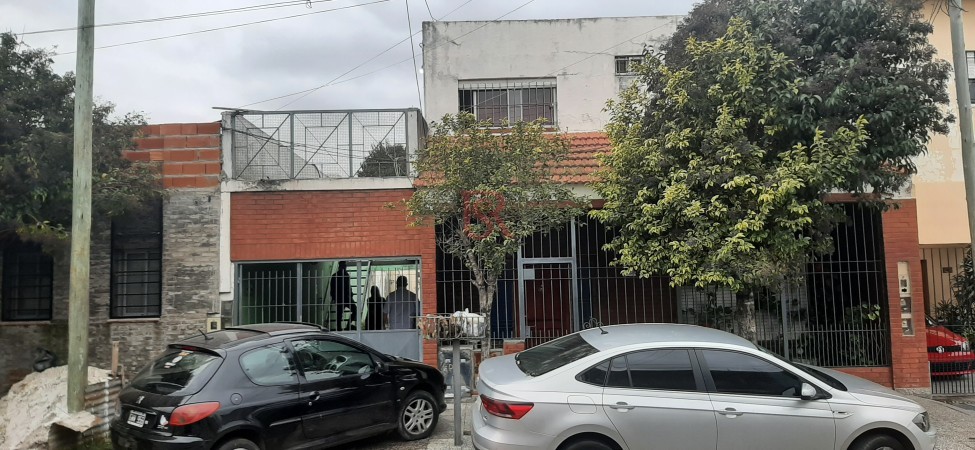 Lote en venta con tres edificaciones en Quilmes Oeste