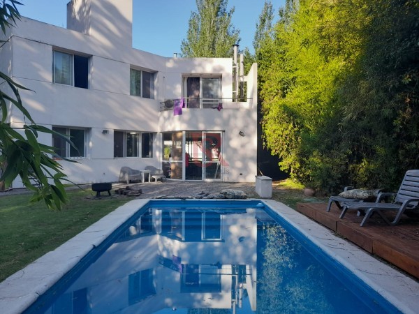 CASA en Venta en Abril Club De Campo