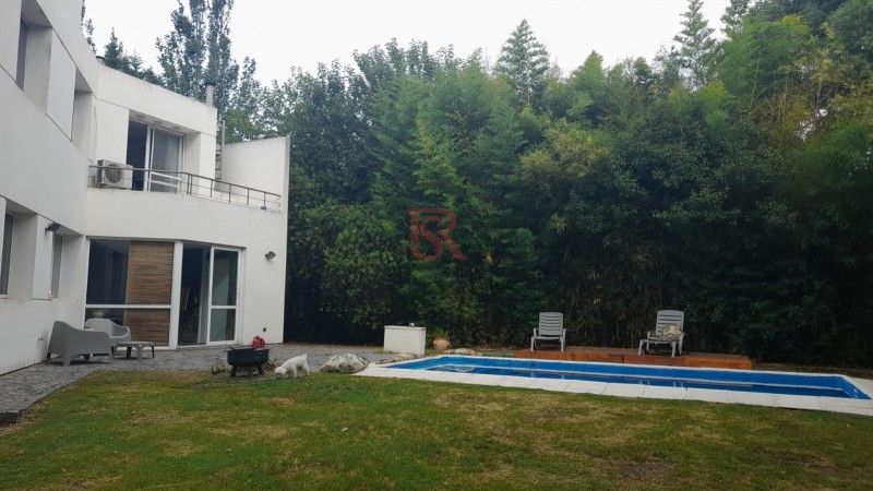 CASA en Venta en Abril Club De Campo