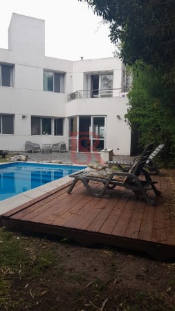 CASA en Venta en Abril Club De Campo