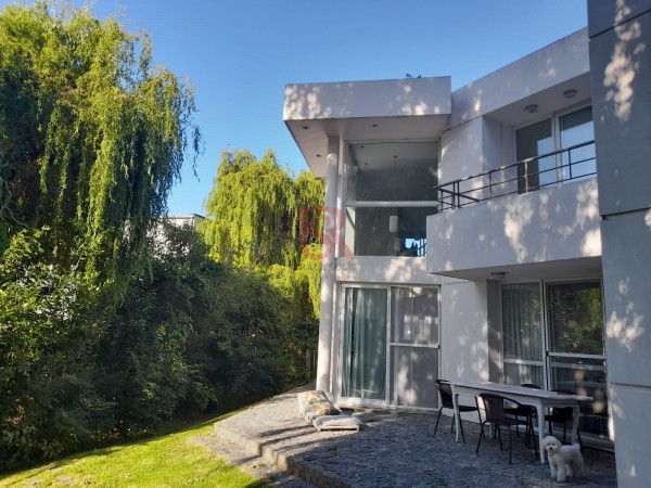 CASA en Venta en Abril Club De Campo