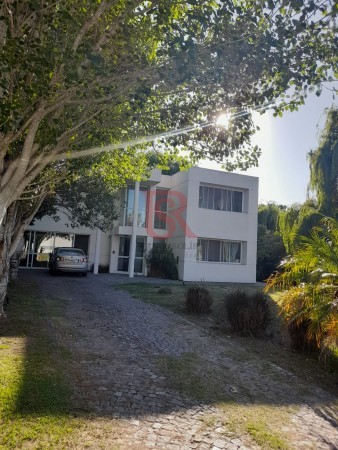 CASA en Venta en Abril Club De Campo
