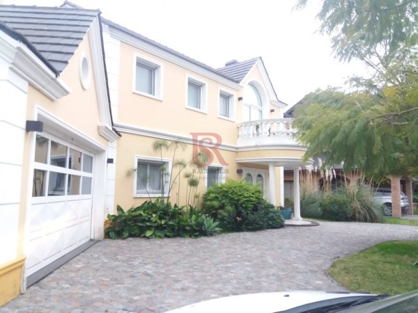 Impecable Casa en Venta en Barrio Club Alemán