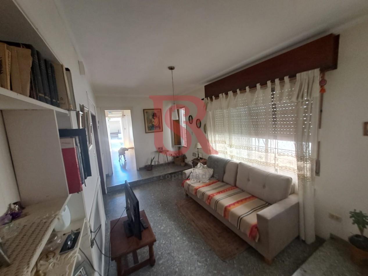 GZ - Casa tres ambientes Excelente  Estado  cochera 