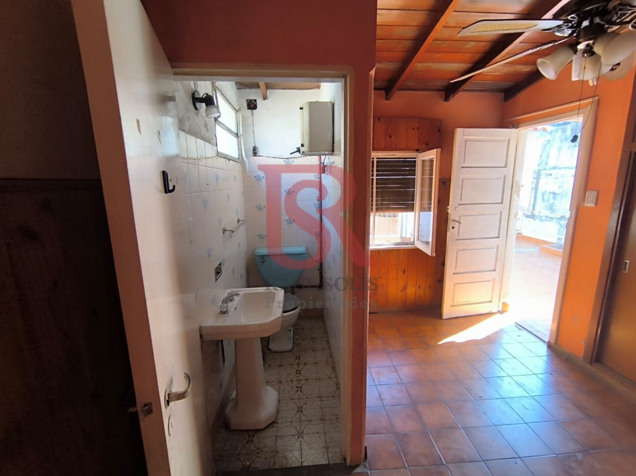 LP - venta hermosa casa con patio y parrilla a metros de la estacion de Don Bosco