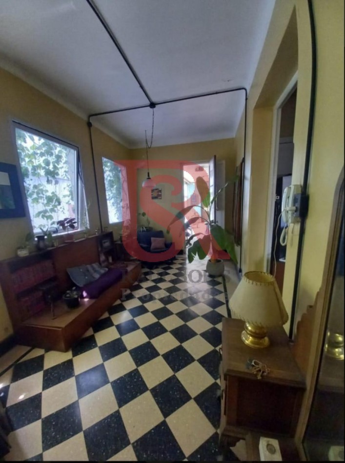 Excelente casa/lote en venta!!! Inmejorable ubicacion Amplia propiedad, sobre un terreno de 8,66 x 38,5 mts. En una ubicacion inmejorable, ideal para emprendimiento o desarrollo inmobiliario. Casa con amplio hall de entrada, living-comedor a la calle con
