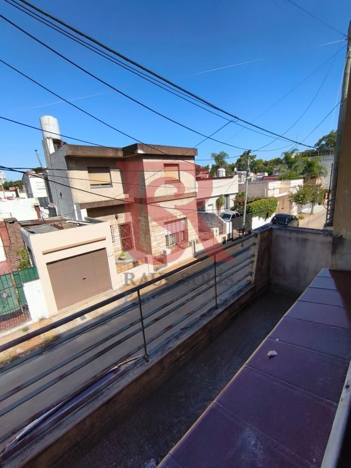 LP - Venta PH multiambiental en primer piso en Bernal