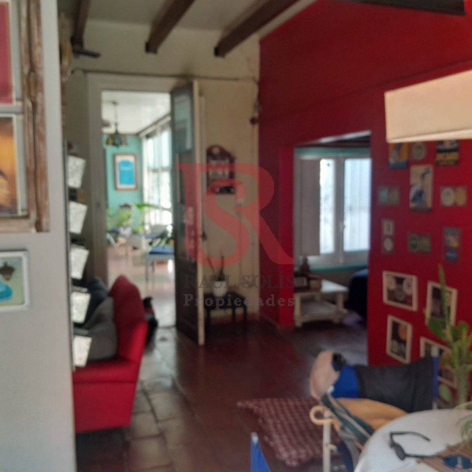 Excelente casa/lote en venta!!! Inmejorable ubicacion Amplia propiedad, sobre un terreno de 8,66 x 38,5 mts. En una ubicacion inmejorable, ideal para emprendimiento o desarrollo inmobiliario. Casa con amplio hall de entrada, living-comedor a la calle con