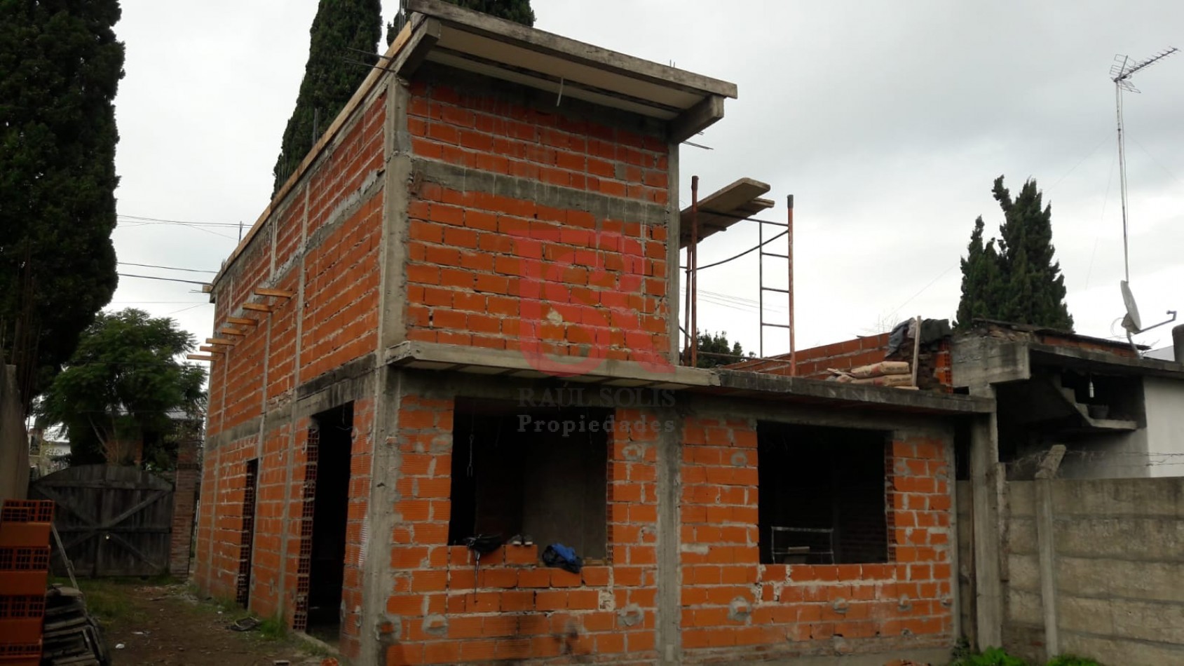 RB - Lote con vivienda de hormigon en construccion de dos plantas a terminar cerca del Cruce Varela